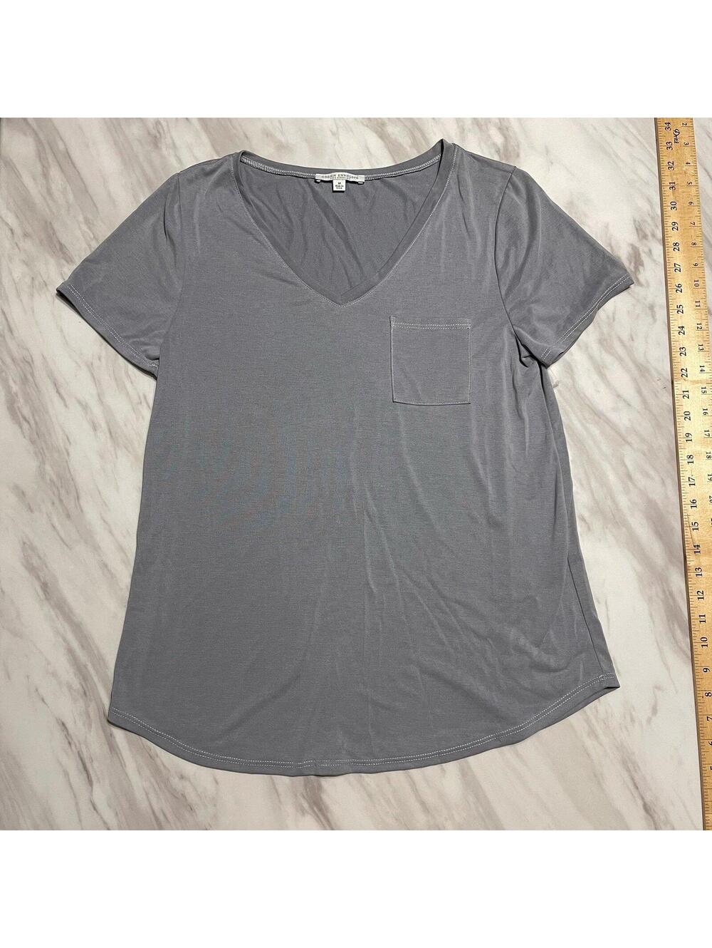 Green Envelope Women's Size Medium Pocket V-Neck Gray Tee Shirt